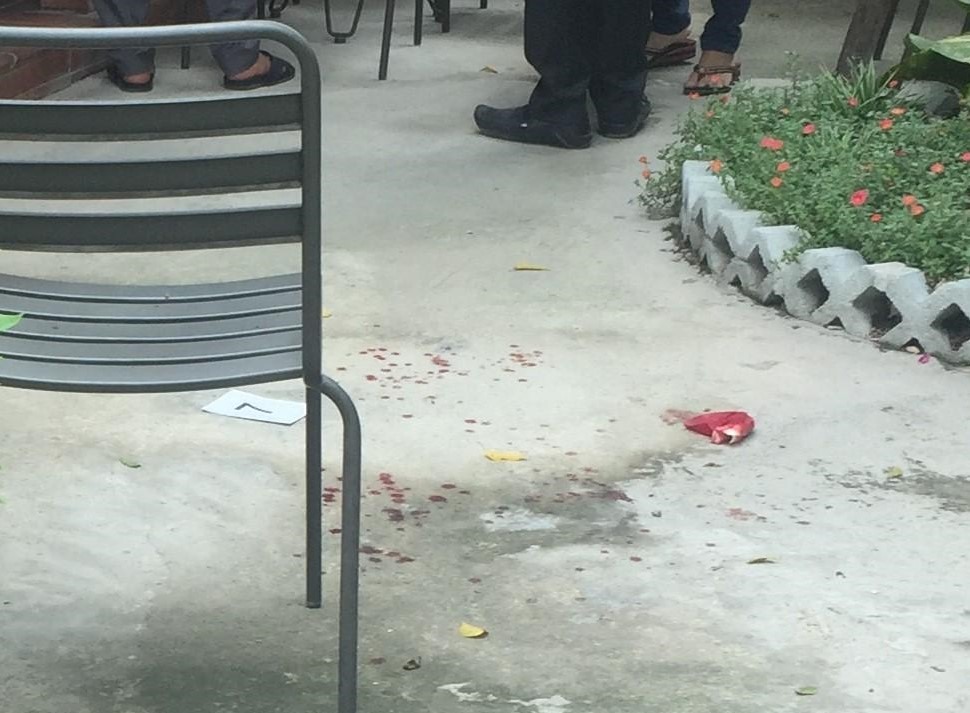Vết máu trên nền sân quán cà phê. Ảnh: ĐT