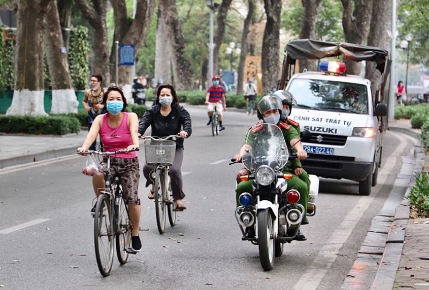 Lực lượng chức năng quận Hoàn Kiếm tuyên truyền, vận động người dân thực hiện phòng, chống dịch bệnh COVID-19.