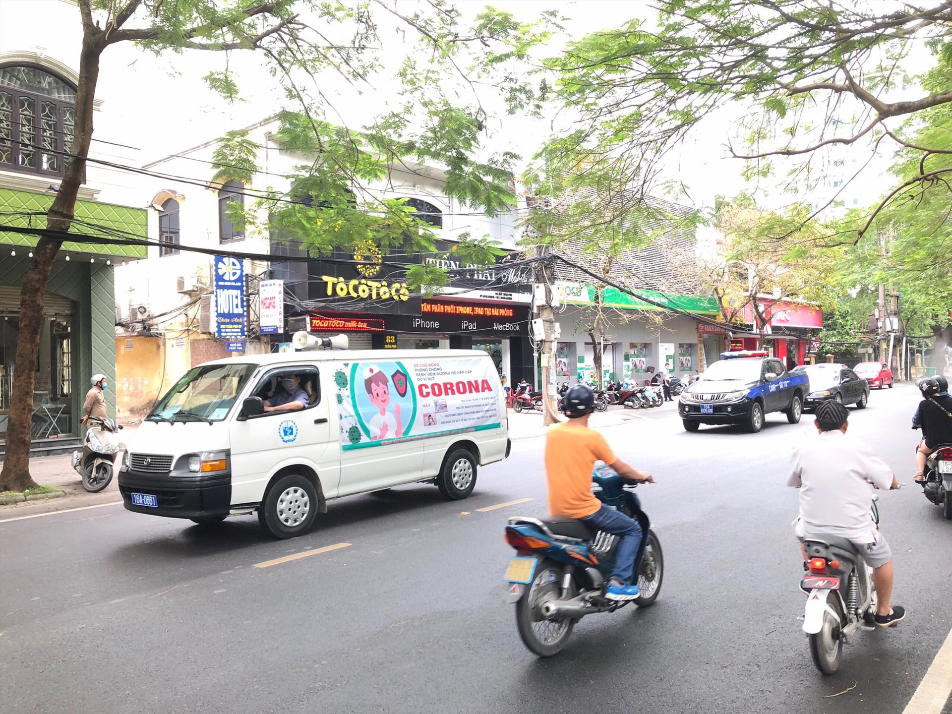 Cùng với phun khử trùng đường phố, xe của Sở Y tế đi dọc các tuyến phố trung tâm, tuyên truyền về phòng dịch COVID-19. Ảnh ĐL