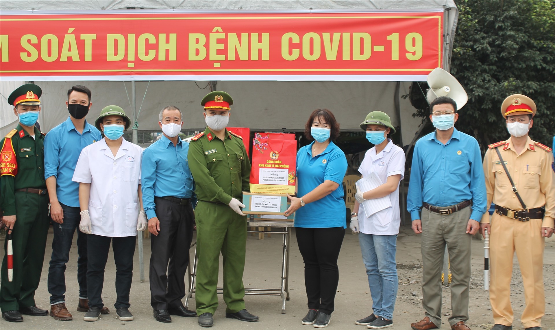 Công đoàn Khu kinh tế trao tặng 6 chốt kiểm soát dịch COVID-19 mỗi chốt 100 khẩu trang vải kháng khuẩn, 50 dung dịch sát khuẩn tay. Ảnh MD