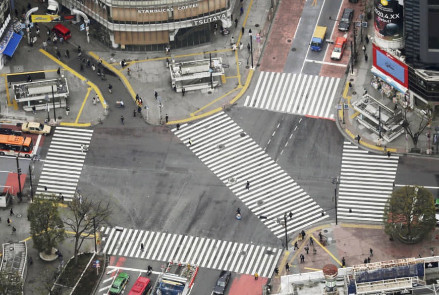 Một giao lộ vắng vẻ ở khu Shibuya, thủ đô Tokyo, Nhật Bản trong ngày 28.3. Ảnh: Kyodo.