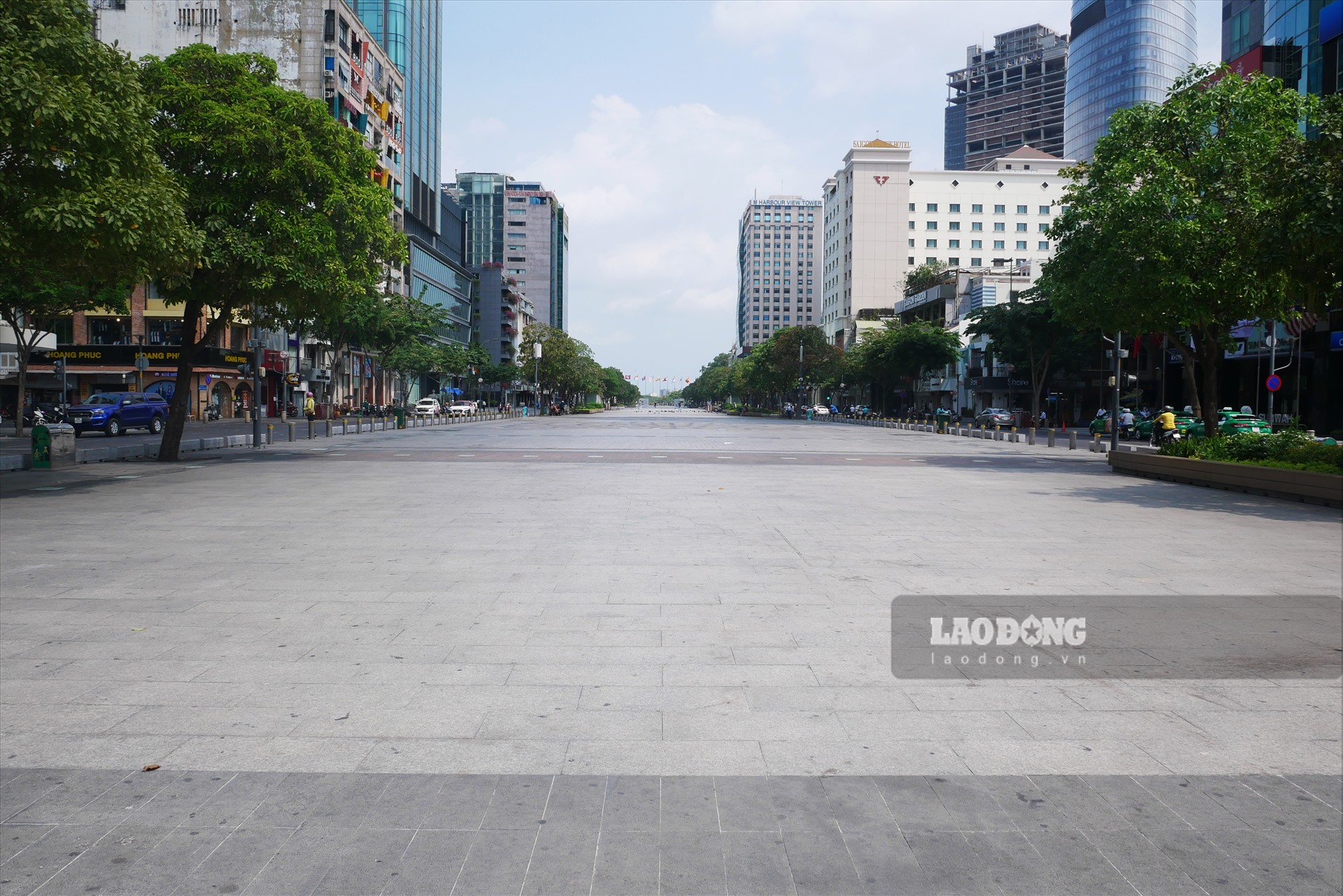 Các điểm đến vui chơi, tham quan ở TPHCM vốn luôn đông đúc khách trở nên yên tĩnh. Phố đi bộ Nguyễn Huệ là nơi diễn ra nhiều sự kiện cộng đồng rất sôi động của TPHCM. Cũng là điểm đến của nhiều người để chụp ảnh tuy nhiên trong ngày 26.3 “không một bóng người“.