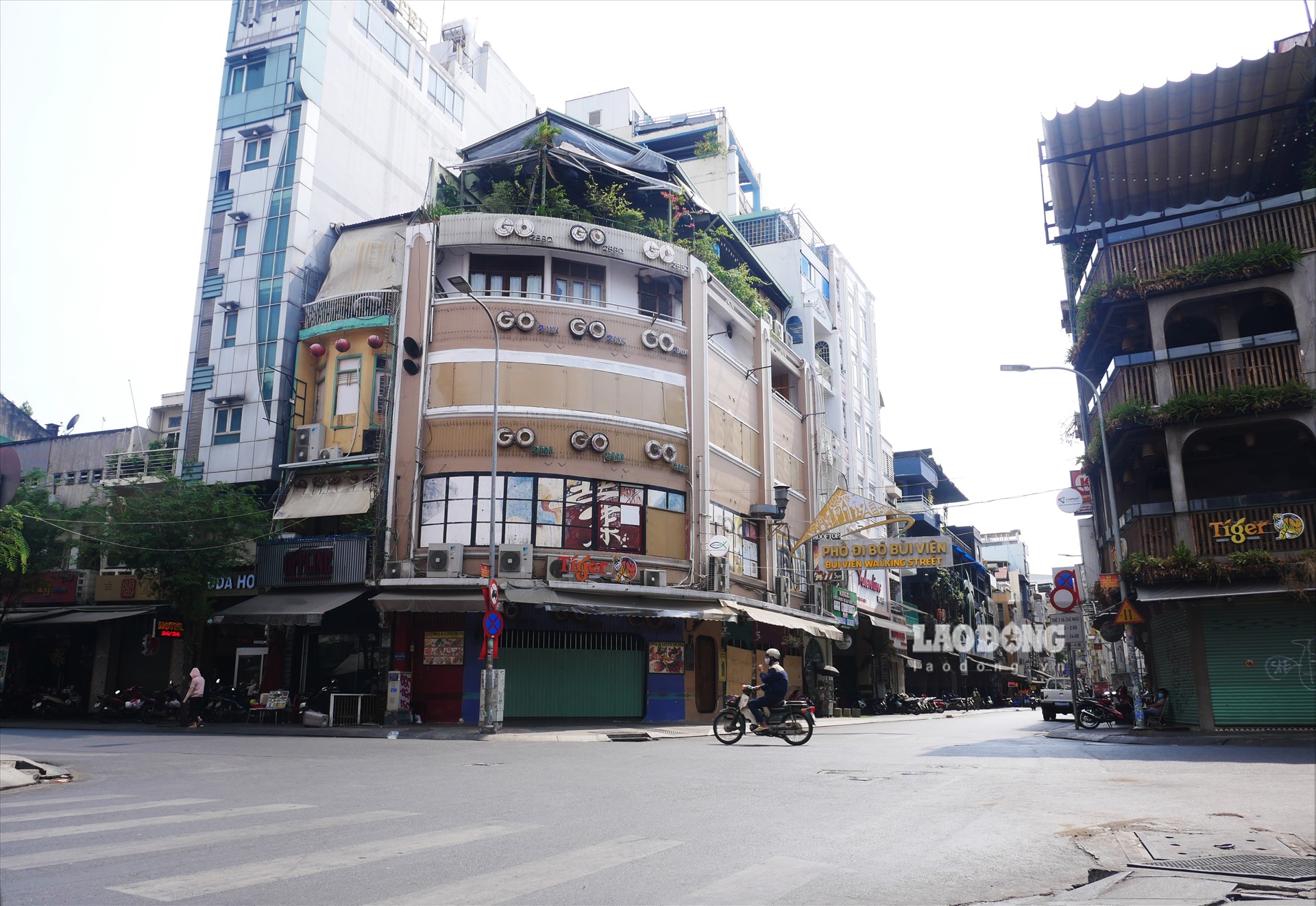 Những ngày này, phố Tây Bùi Viện không còn sầm uất, nhộn nhịp như trước. Buổi tối, hàng quán cũng đóng cửa tạm dừng kinh doanh theo chủ trương của thành phố.