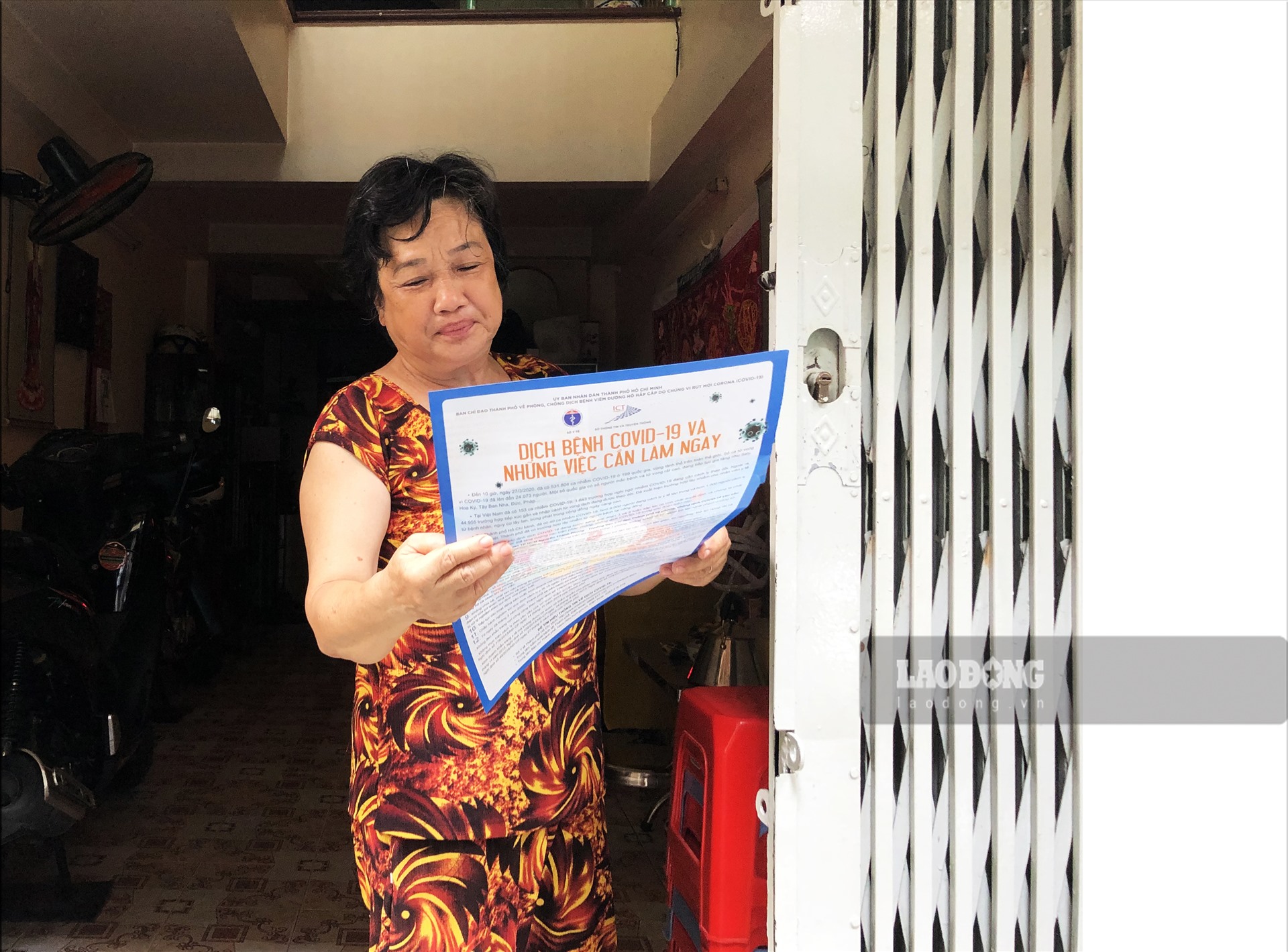 Bà Nguyễn Kim Ngân (Quận 3, TPHCM) chia sẻ: “Sáng nay, gia đình tôi nhận được tờ rơi viết về 12 yêu cầu 12 điều cần làm ngay trong 2 tuần chống COVID-19. Những ngày vừa qua, cán bộ của phường, quận và thành phố đã áp dụng nhiều biện pháp chống dịch rất quyết liệt. Hàng ngày, người dân chúng tôi vẫn được nghe thông tin trên báo đài và cả những chiếc loa của phường được trở trên xe phát đi khắp nơi. Chắc đường phố Sài Gòn vắng lắm, vì hai hôm nay tôi chỉ ở nhà“.