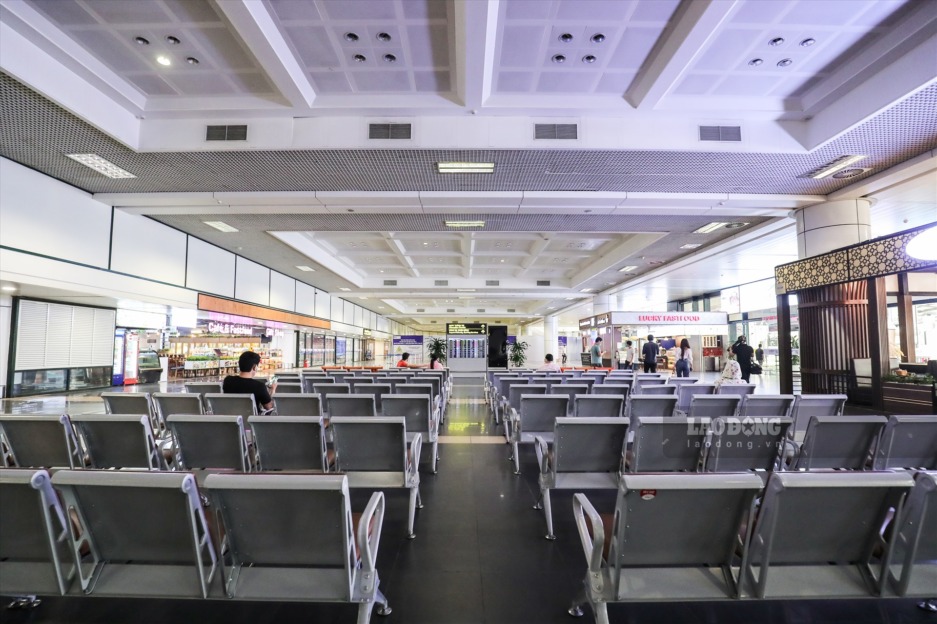 Thời điểm này hàng năm đã bước vào cao điểm mật độ bay ở Nội Bài. Thay vì đón hàng nghìn lượt khách, người nhà hành khách mỗi ngày, Nội Bài như đang “chùng xuống” giữa dịch COVID-19.
