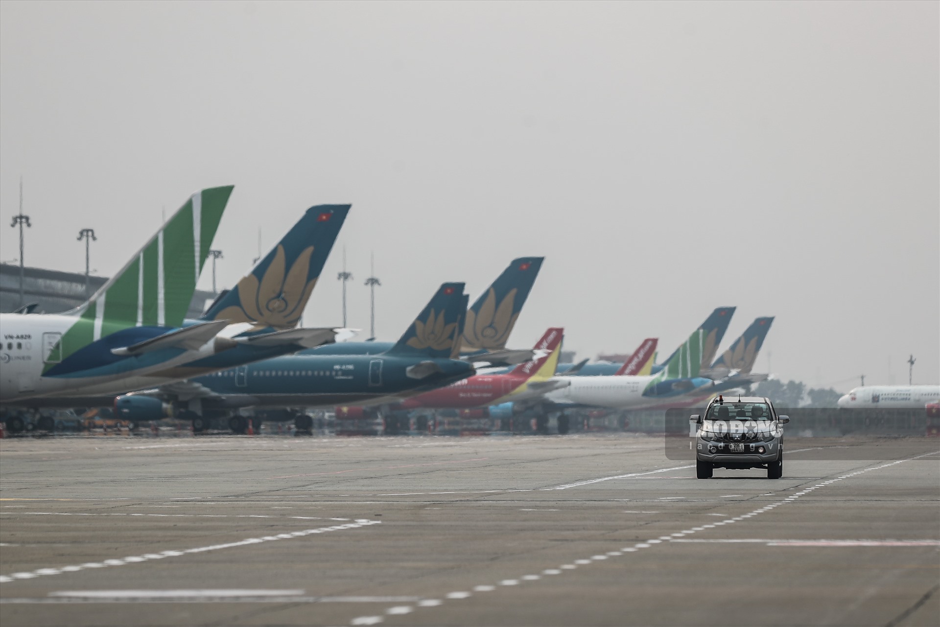 Thời gian cao điểm Nội Bài phải có từ 600 - 700 chuyến bay mỗi ngày. Nhưng giờ đây, máy bay đậu hàng dài trên sân đỗ.