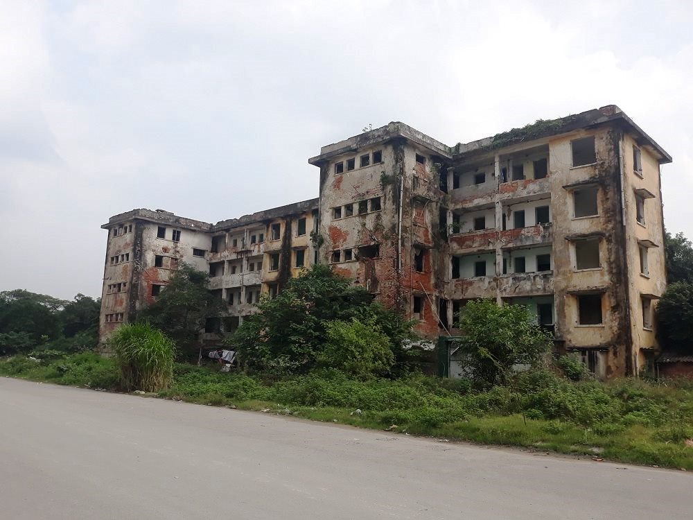 Một tòa nhà khu chung cư Quang Trung hoang tàn sau khi người dân đã rời đi. Ảnh: Đình Tiệp