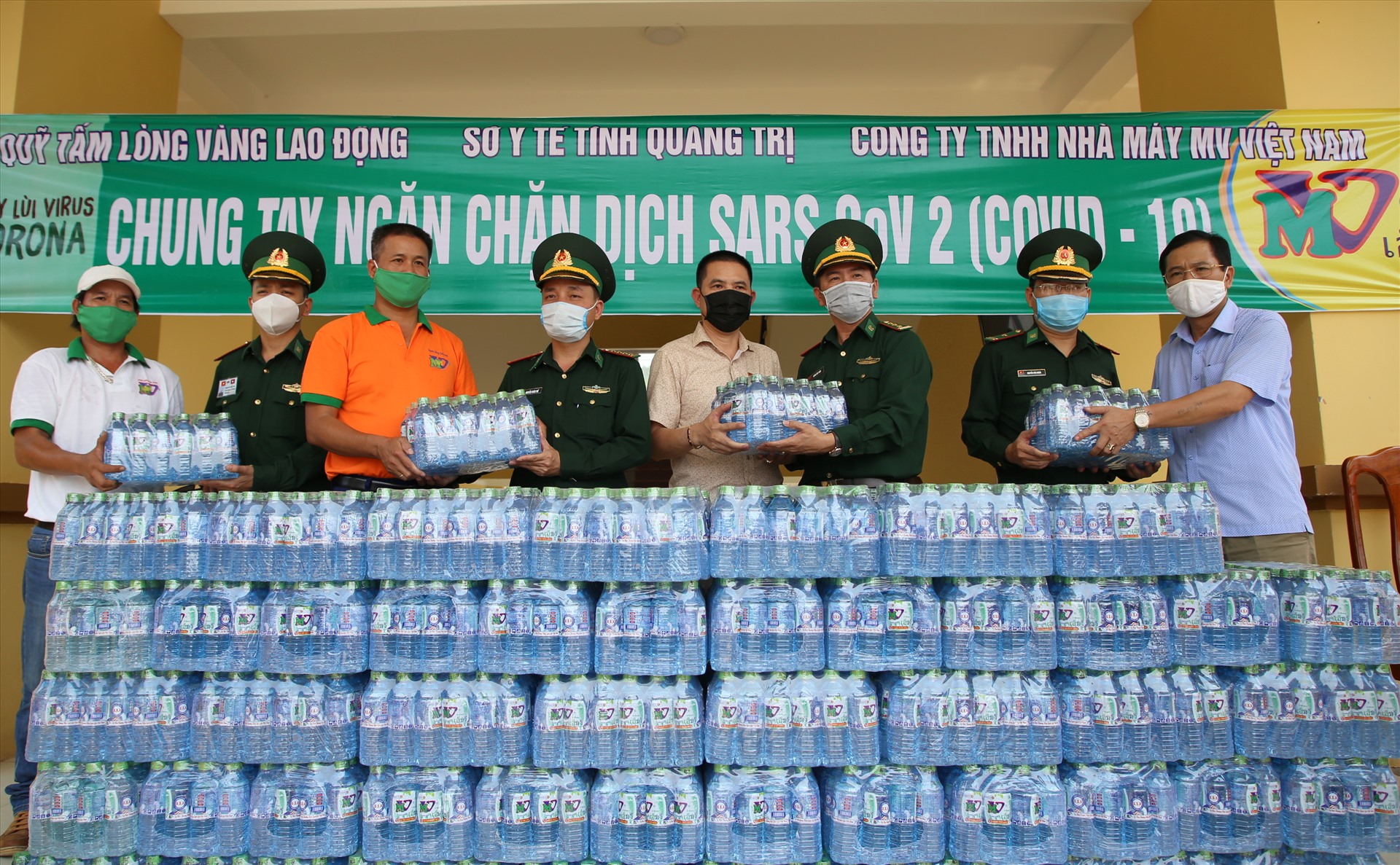 Ban tổ chức chương trình trao nước lọc cho cán bộ, chiến sĩ Đồn Biên phòng Cửa khẩu Quốc tế Lao Bảo. Ảnh: Hưng Thơ.