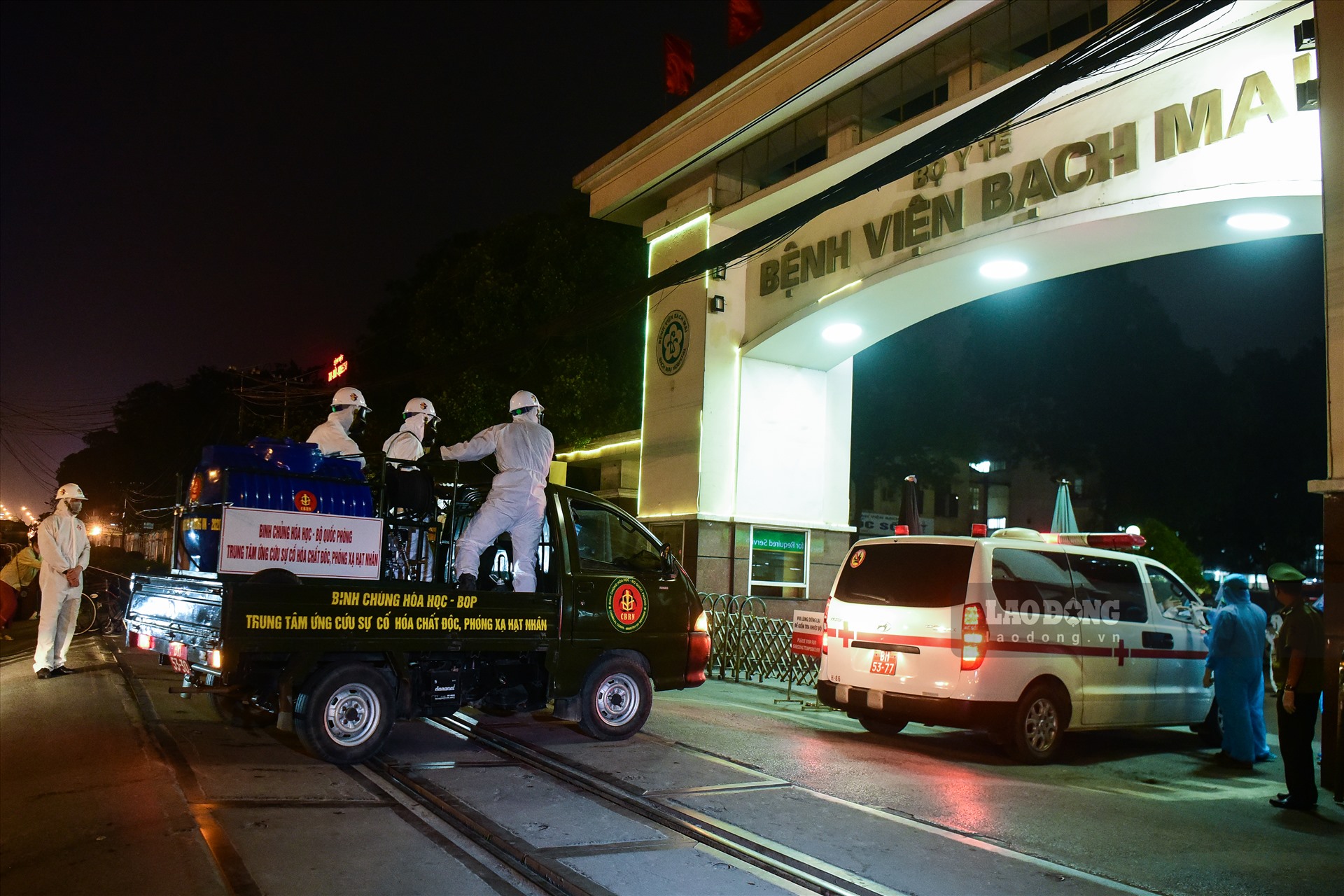 Đúng 19h00 ngày 28.3, đoàn xe của Binh chủng Hóa học đã có mặt tại bệnh viện Bạch Mai để tổ chức khử khuẩn toàn bộ bệnh viện.