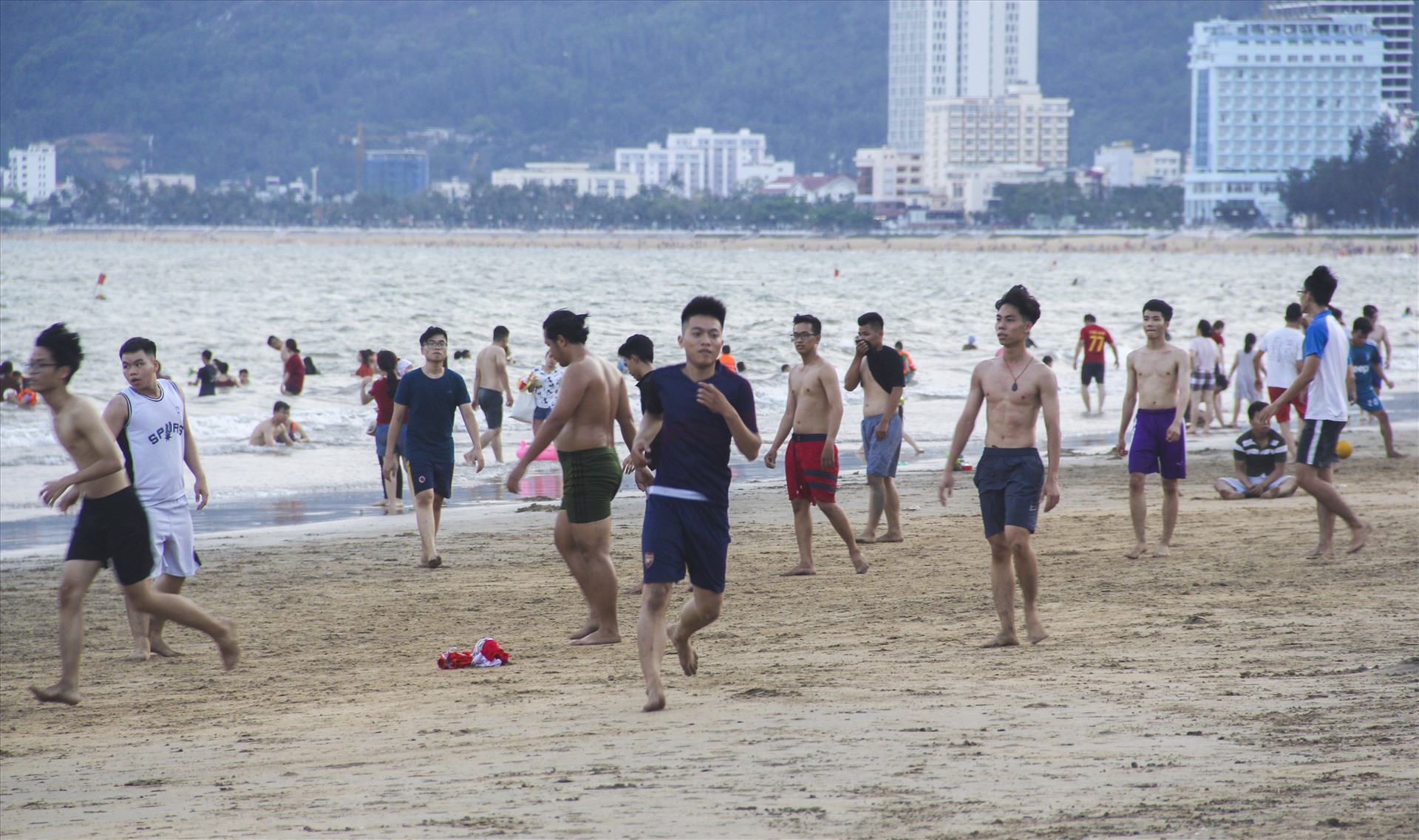 Lượng người tắm biển trải đều dọc bãi biển Quy Nhơn từ khu núi Ghềnh Ráng dọc đường An Dương Vương kéo dài xuống đường Xuân Diệu. Bãi tắm nào cũng đông kín người.
