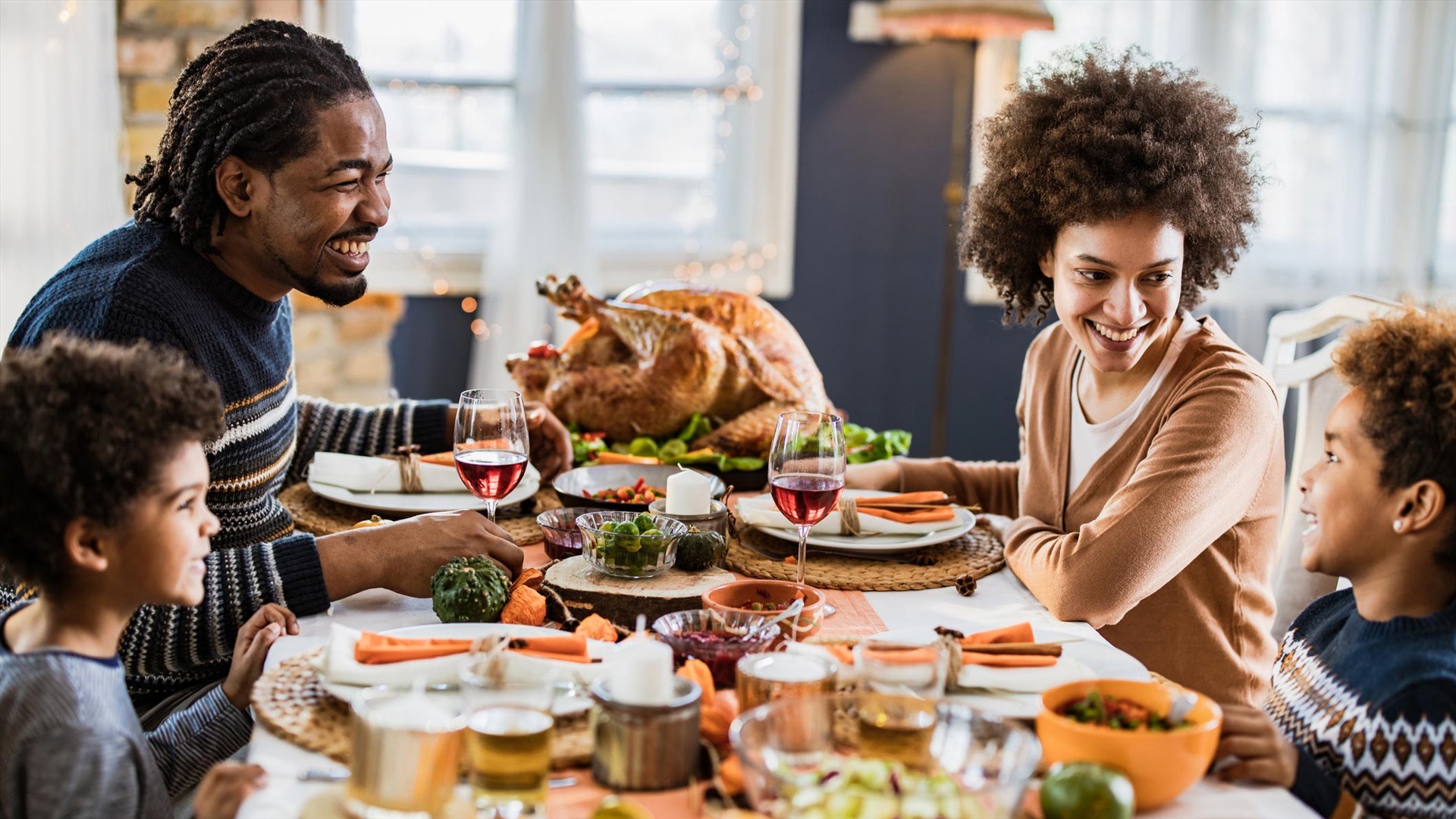 Hãy tận hưởng bữa cơm gia đình vui vẻ bên nhau. Ảnh nguồn: Parentology.