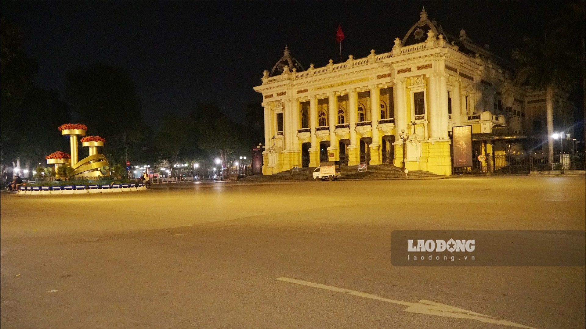 Khu vực Nhà hát lớn do ảnh hưởng của dịch bệnh nên rất vắng người qua lại.