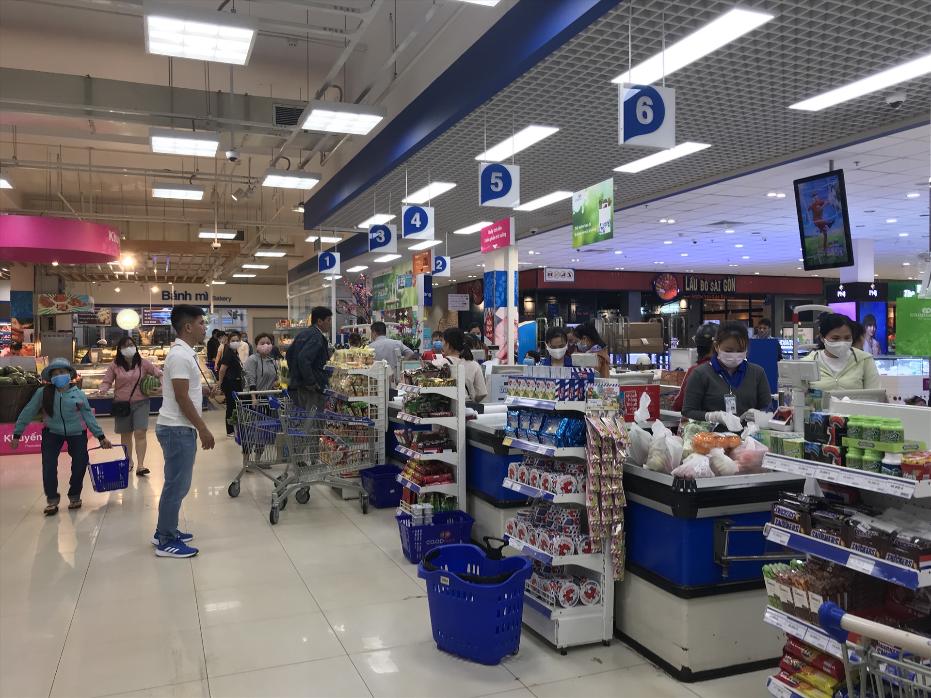 Khách đến mua hàng trực tiếp giảm mạnh, các siêu thị ở Tây Nguyên bắt đầu đẩy mạnh việc bán hàng trực tuyến. Ảnh; B.T