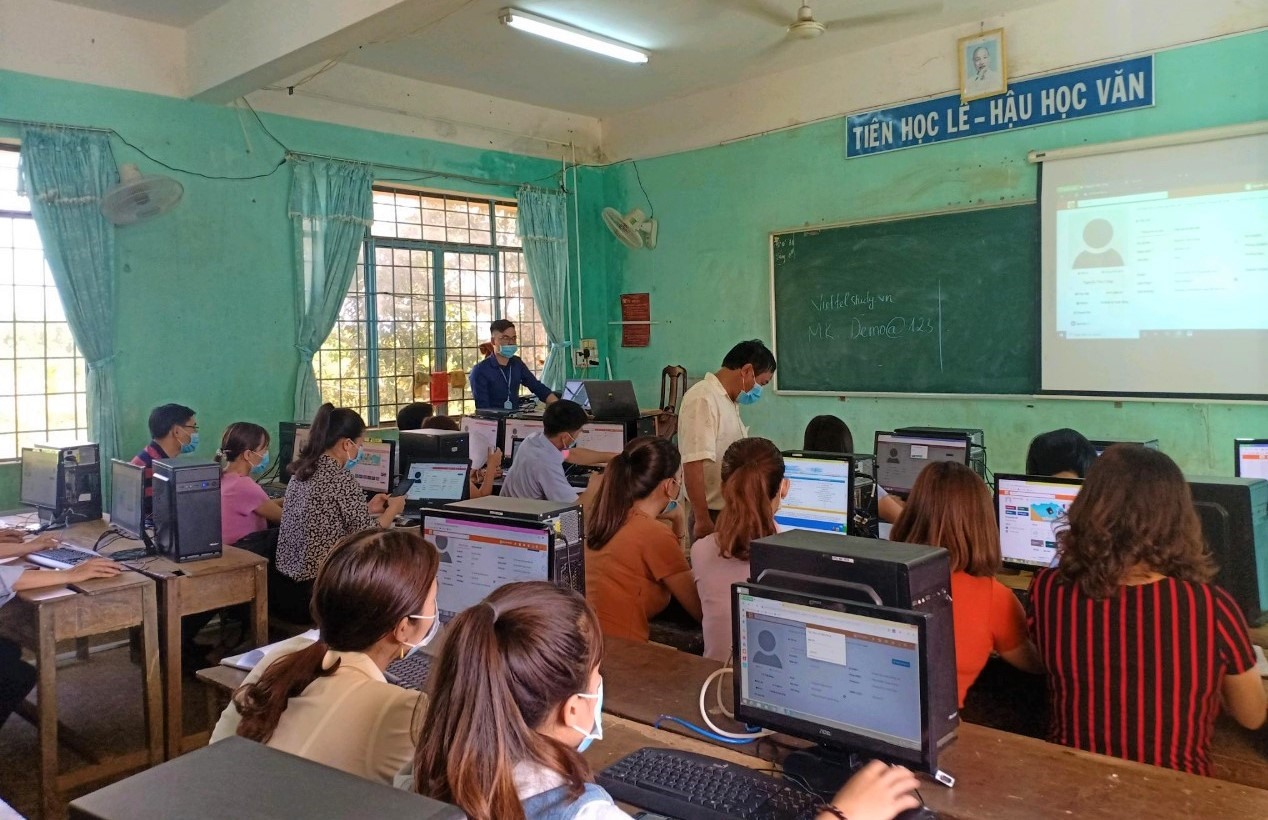 Một buổi hướng dẫn sử dụng phần mềm học trực tuyến cho học sinh tại huyện M'Đrắk, tỉnh Đắk Lắk. Ảnh: Viettel Đắk Lắk
