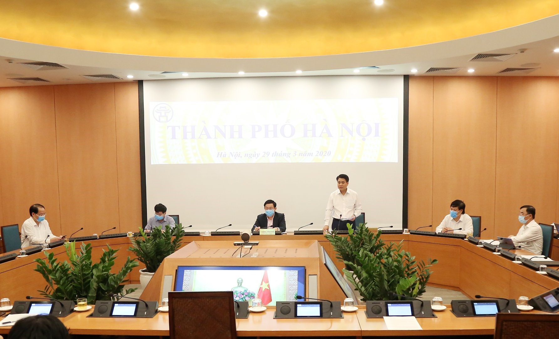 Chủ tịch UBND thành phố Hà Nội Nguyễn Đức Chung tại hội nghị trực tuyến sáng 29.3.
