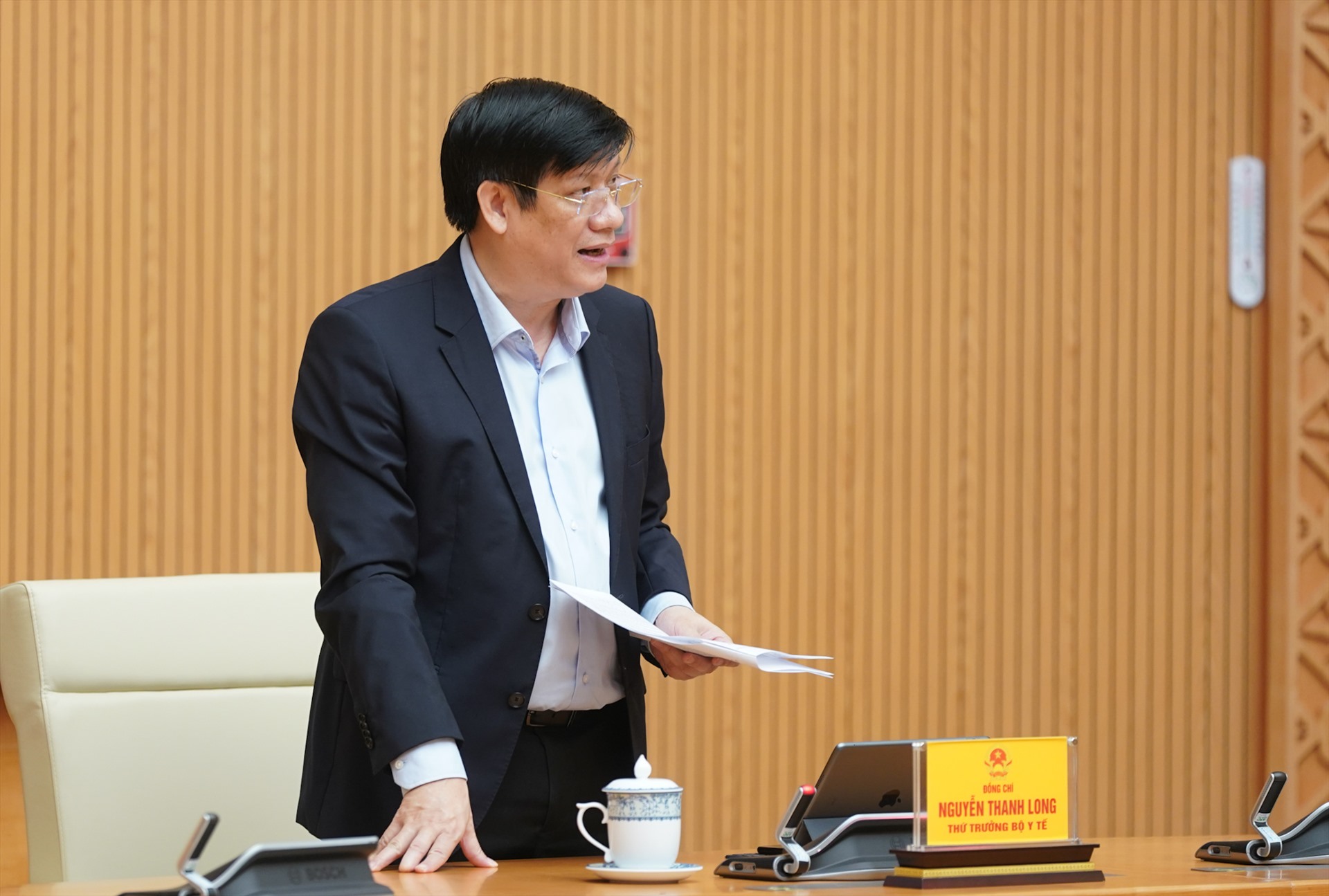 Thứ trưởng Bộ Y tế Nguyễn Thanh Long phát biểu tại buổi làm việc. - Ảnh: VGP/Quang Hiếu