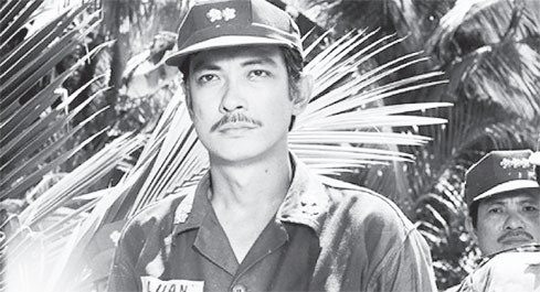 Nghệ sĩ Chánh Tín vào vai Nguyễn Thành Luân trong bộ phim Ván bài lật ngửa. Ông qua đời tại nhà riêng ở TPHCM, hưởng thọ 68 tuổi.  Ảnh cắt từ phim.