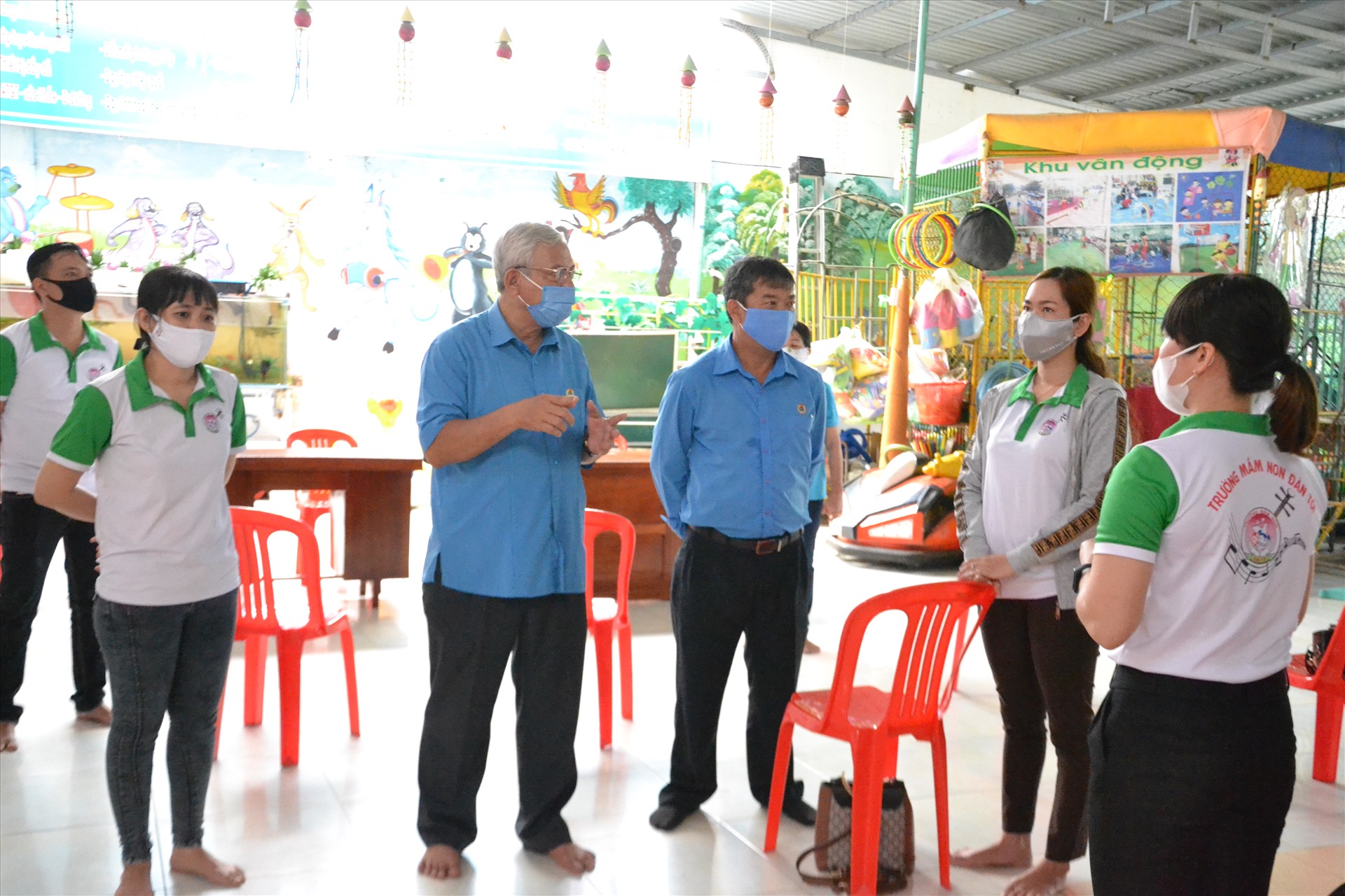 Chủ tịch LĐLĐ An Giang Nguyễn Thiện Phú trao đổi với giáo viên Trường Mầm non tư thục Đàn Tôi. Ảnh: LT