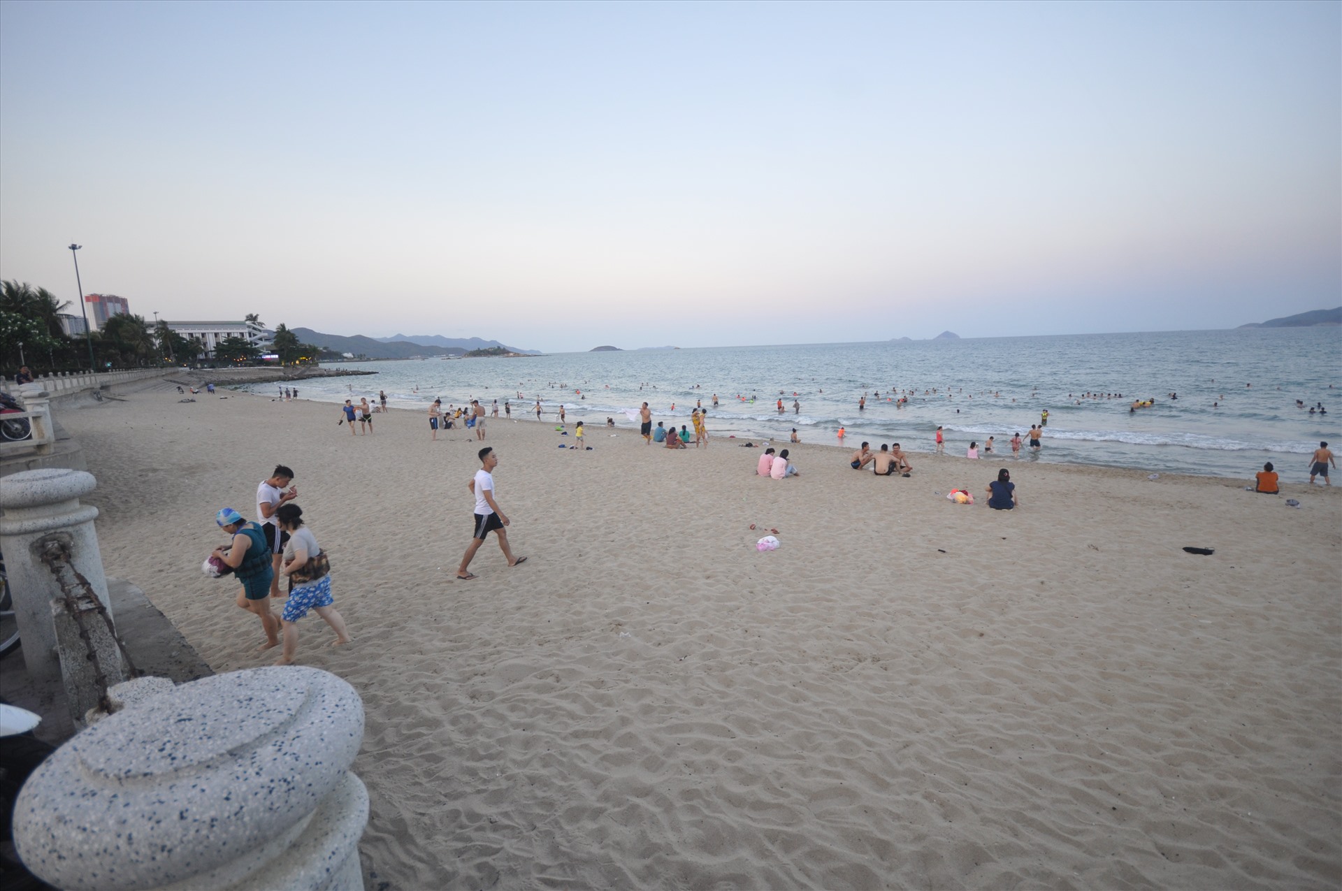 Ngoài biển về chiều thì ngược lại, nhiều người dân vẫn đổ xô ra biển tắm và chơi thể thao.