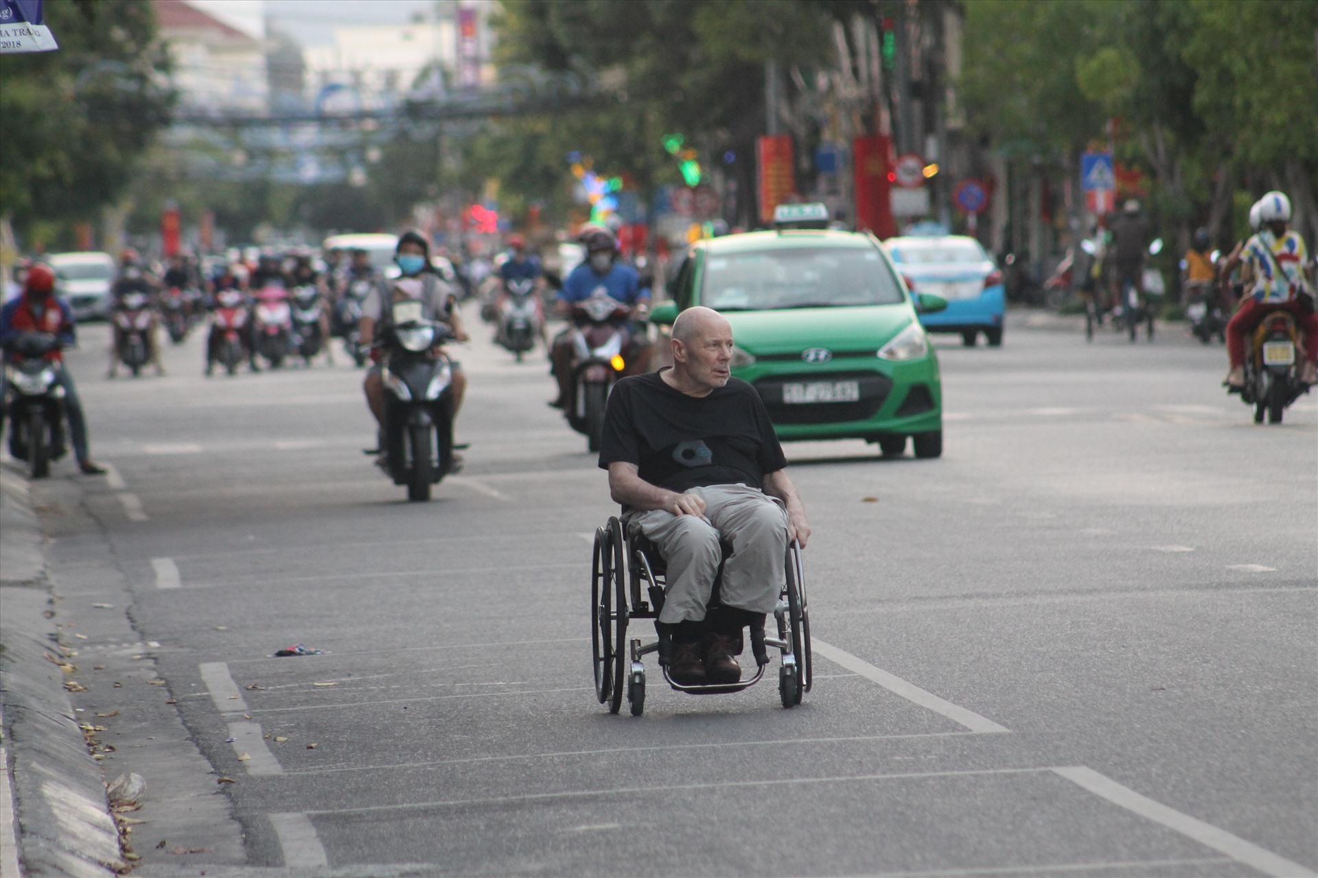 Việc đeo khẩu trang (với cả người Việt lẫn người nước ngoài) vẻ như vẫn còn bị xem nhẹ. Hình ảnh dễ dàng nhận thấy trên các tuyến phố ở Nha Trang, Khánh Hòa.