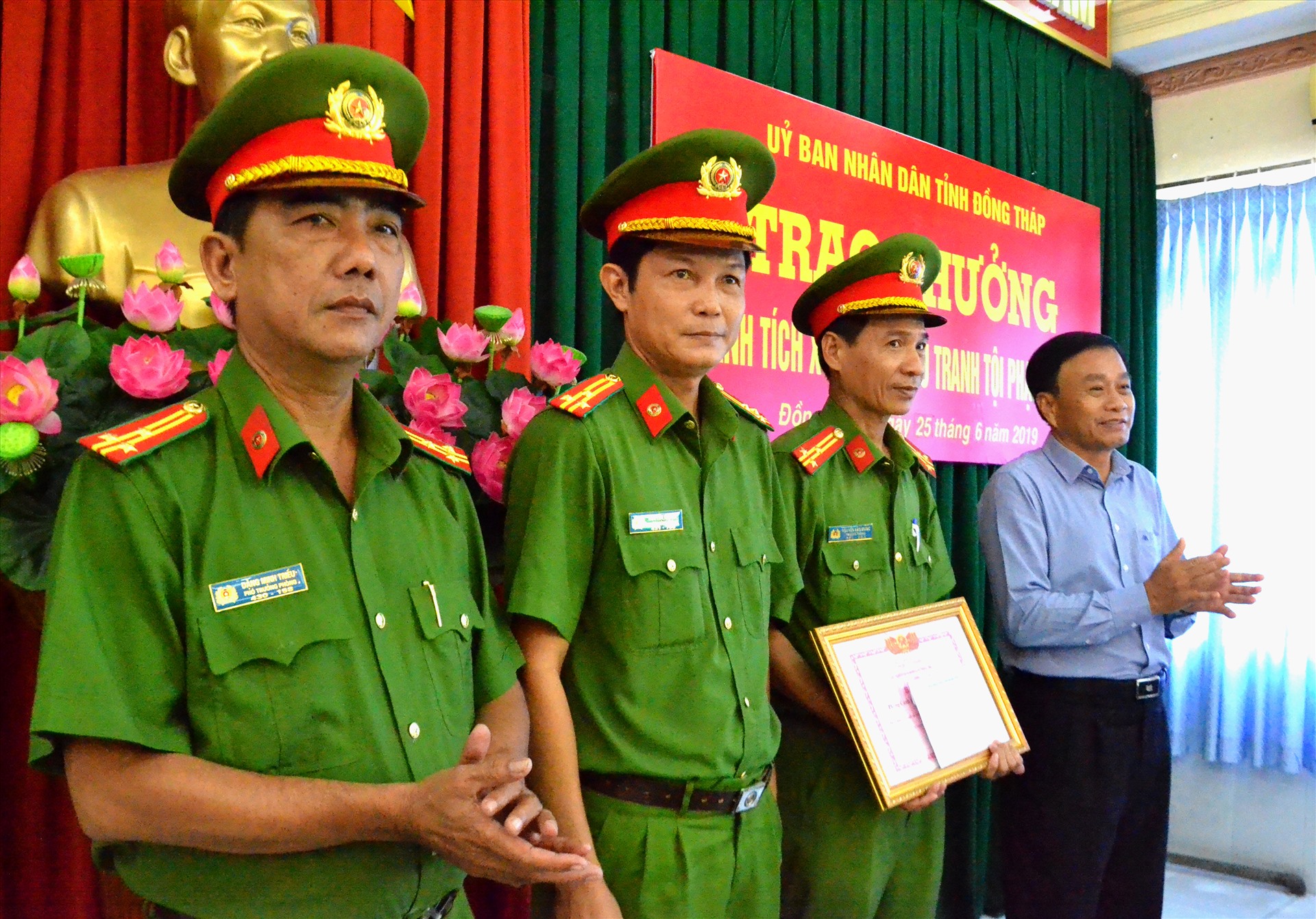 Chủ tịch UBND tỉnh Đồng Tháp Nguyễn Văn Dương tặng Bằng khen cho Công an Đồng Tháp. Ảnh: LT