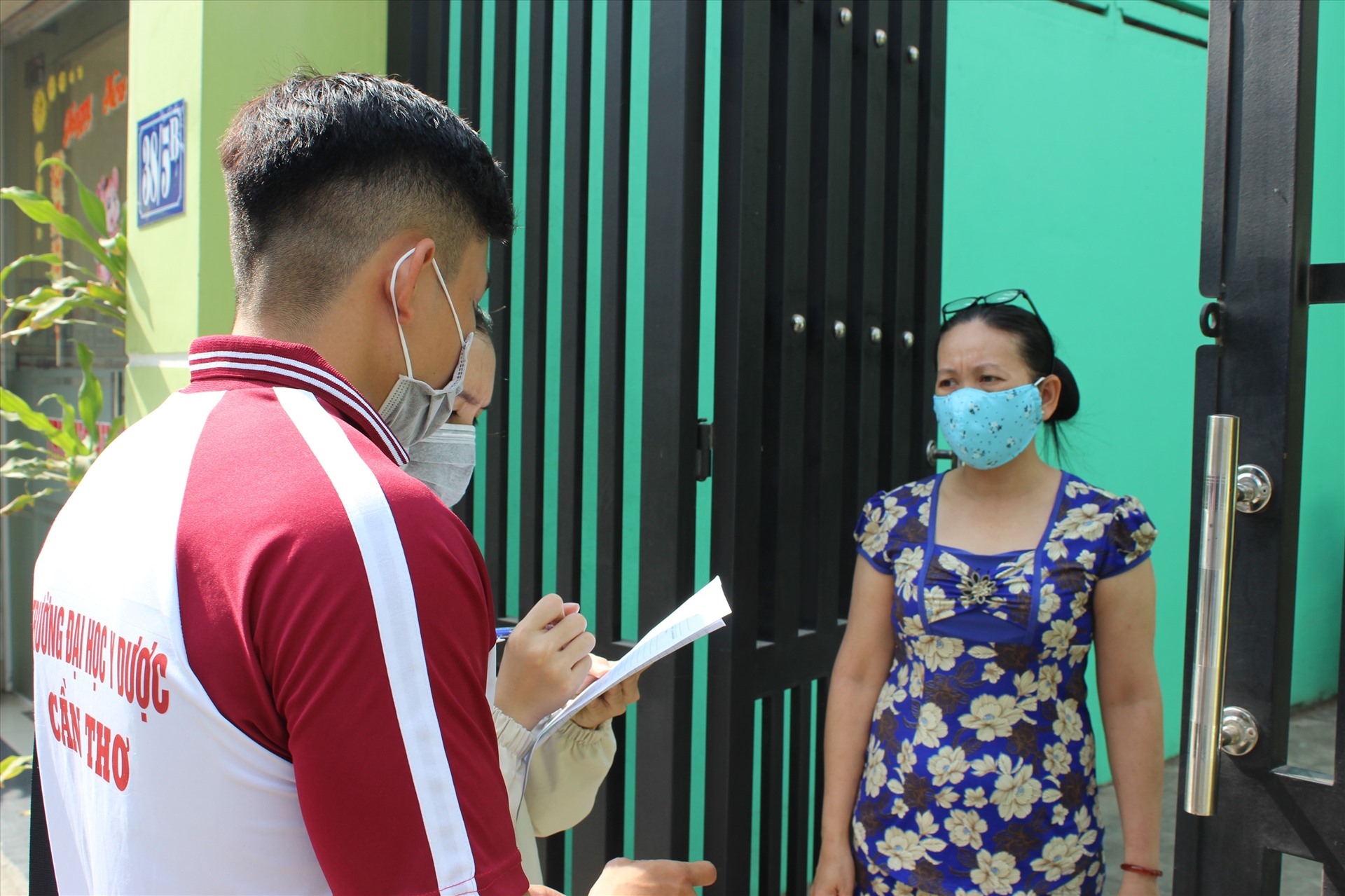 Các sinh viên hướng dẫn người dân thực hiện khai báo y tế