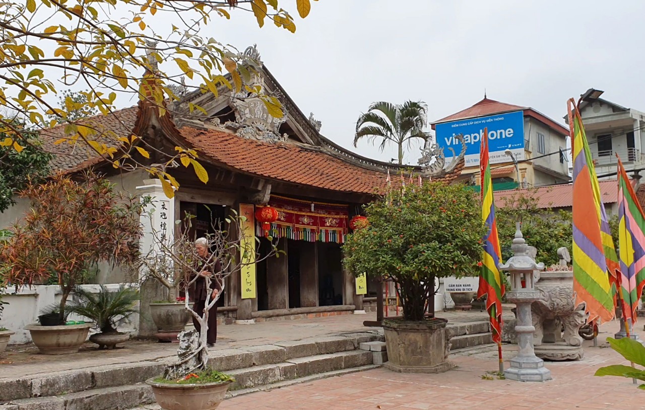 Đình làng Thuỵ Khuê nằm ngay cạnh Khu di tích chùa Thầy.