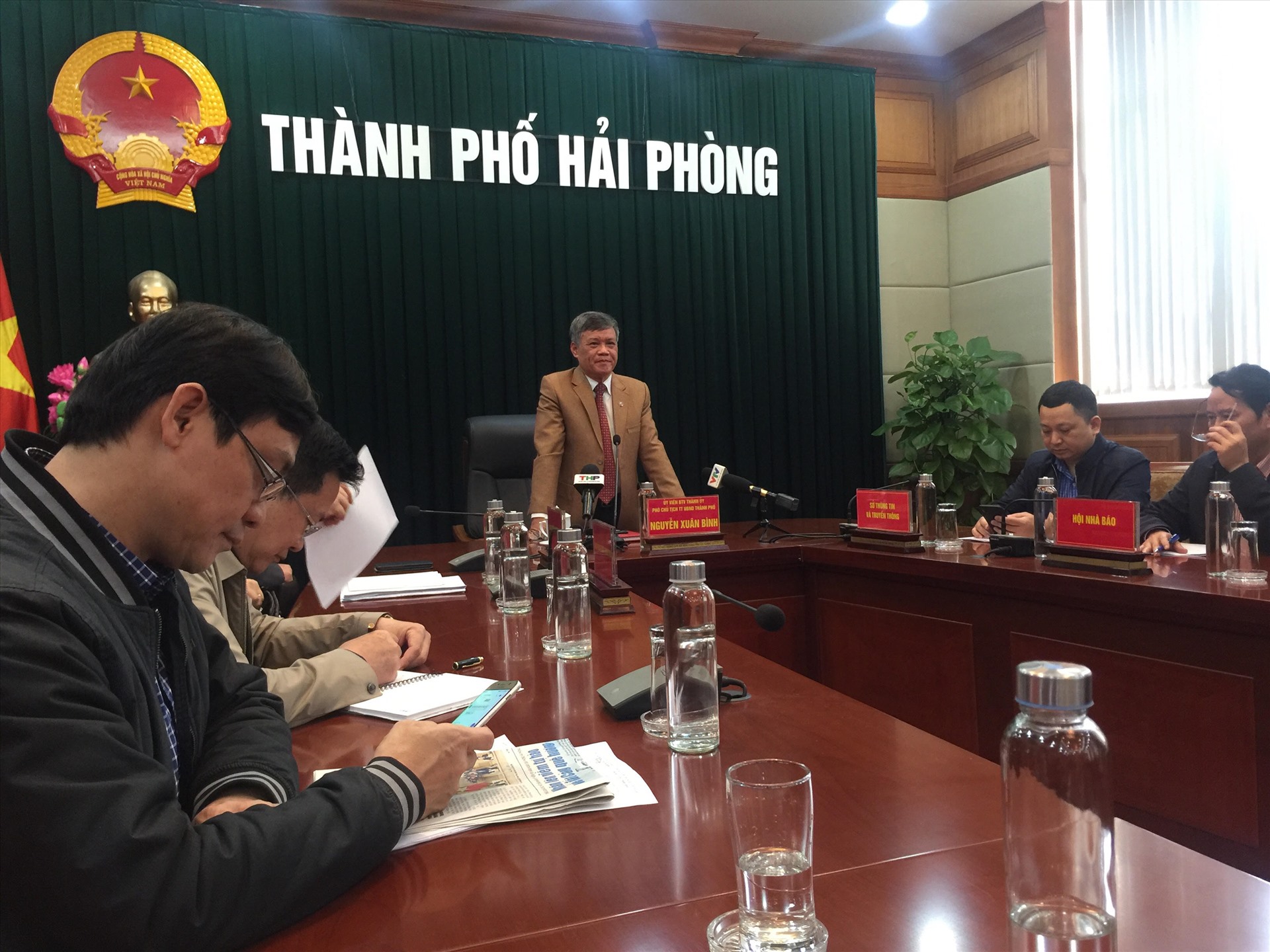 Ông Nguyễn Xuân Bình - Phó Chủ tịch thường trực UBND TP Hải Phòng thông tin về việc mua cốc chén tặng người dân - ảnh PV