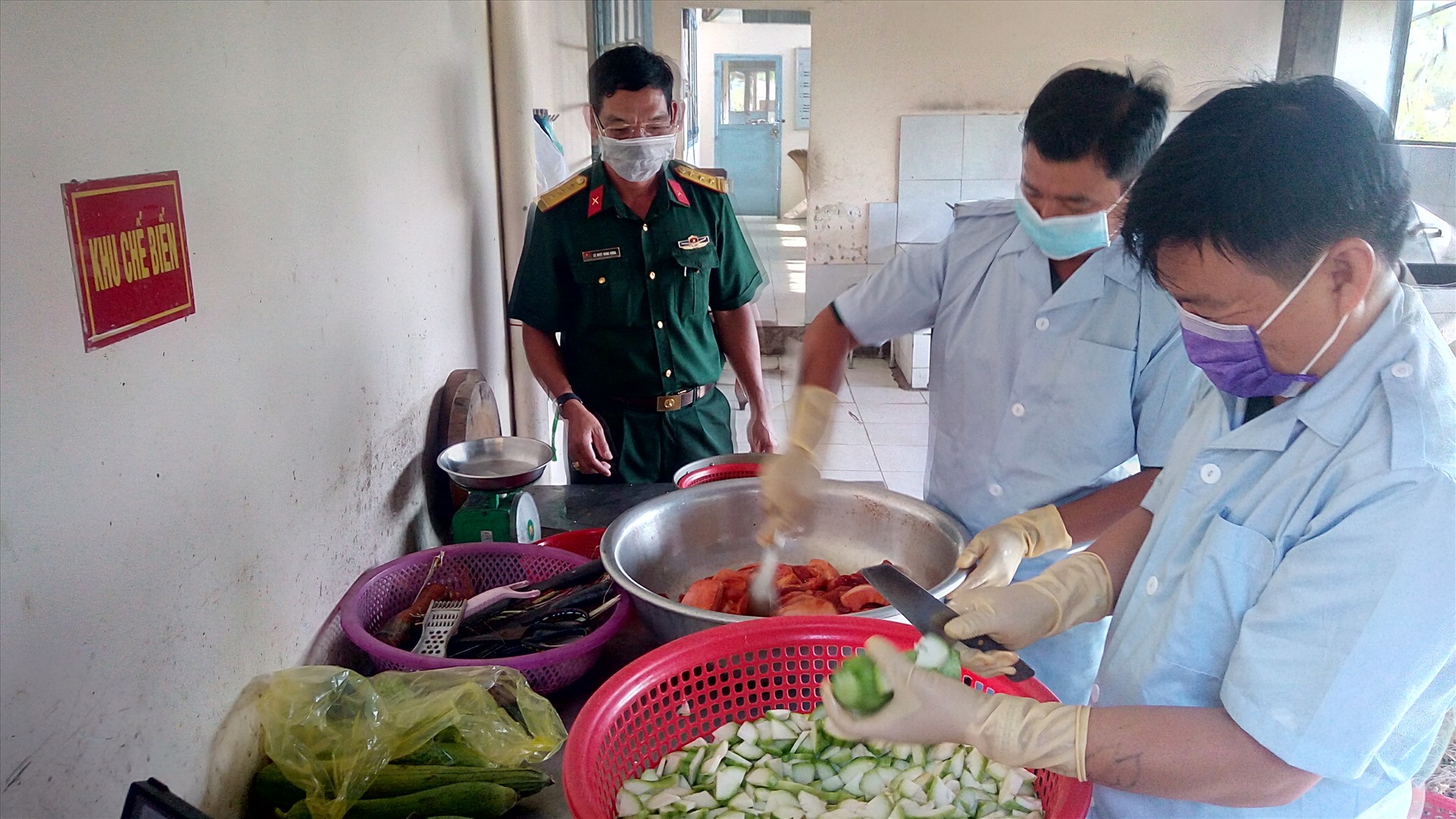 Cán bộ Trường quân sự TP.Cần thơ chuẩn bị bữa ăn cho các công dân Việt Nam về nước. Ảnh: Thành Nhân