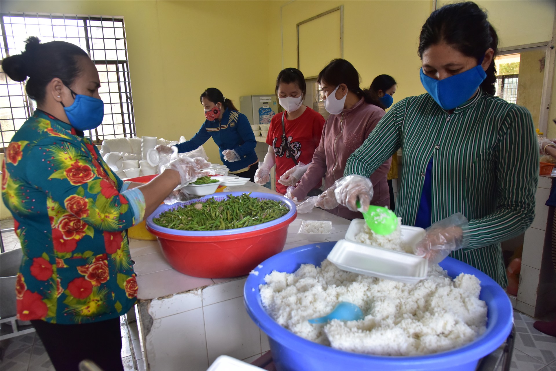 Chuẩn bị bửa ăn cho các hành khách cách ly tại Trường quân sự của Quân khu 9 tại tỉnh Sóc Trăng. Ảnh: Thành Nhân