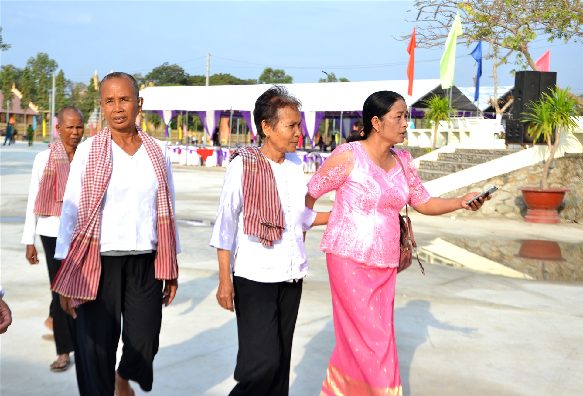 Đồng bào Khmer đến dự lễ tưởng niệm. Ảnh: LT