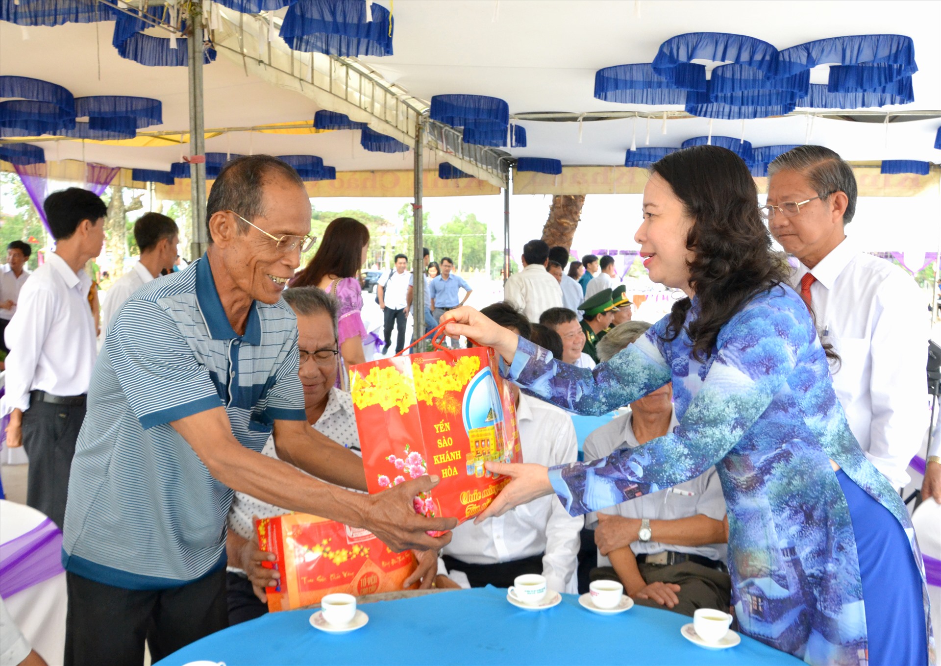 Bí thư Tỉnh ủy An Giang Võ Thị Ánh Xuân tặng quà cho Người có uy tín trong cộng đồng Khmer xã Ô Lâm. Ảnh: LT