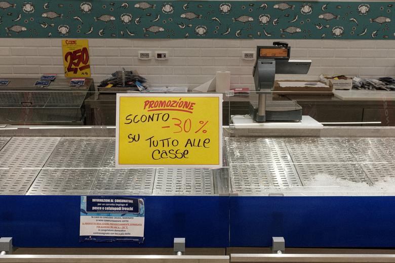Một quầy bán cá trống trơn trong một siêu thị ở Codogno, ngày 25.2. Ảnh: Reuters
