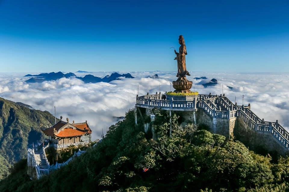 Sa Pa luôn thu hút du khách bởi vẻ đẹp như chốn bồng lai tiên cảnh giữa mây trời và núi rừng. Ảnh: T. L.