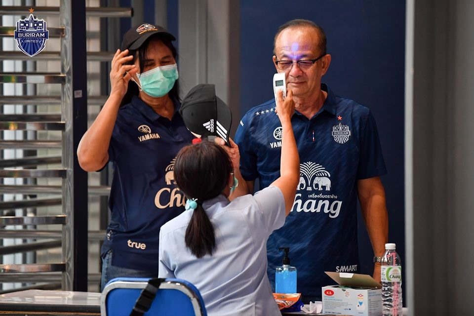 Trước đó, các trận đấu tại Thai League diễn ra được thắt chặt an ninh về y tế với các khán giả. Ảnh: Buriram FC