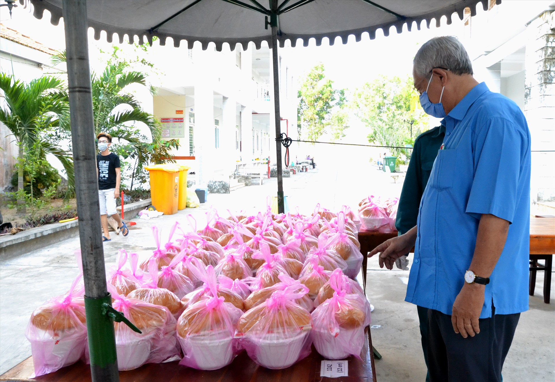 Chủ tịch LĐLĐ An Giang Nguyễn Thiện Phú thăm điểm cung cấp thức ăn cho đồng bào Chăm. Ảnh: LT
