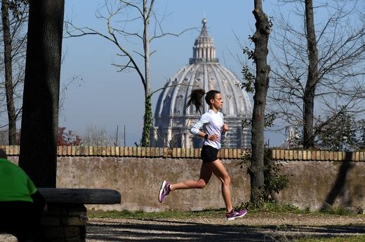 Một người chạy bộ ở Rome trong thời gian Italia phong toả toàn quốc. Ảnh: Reuters