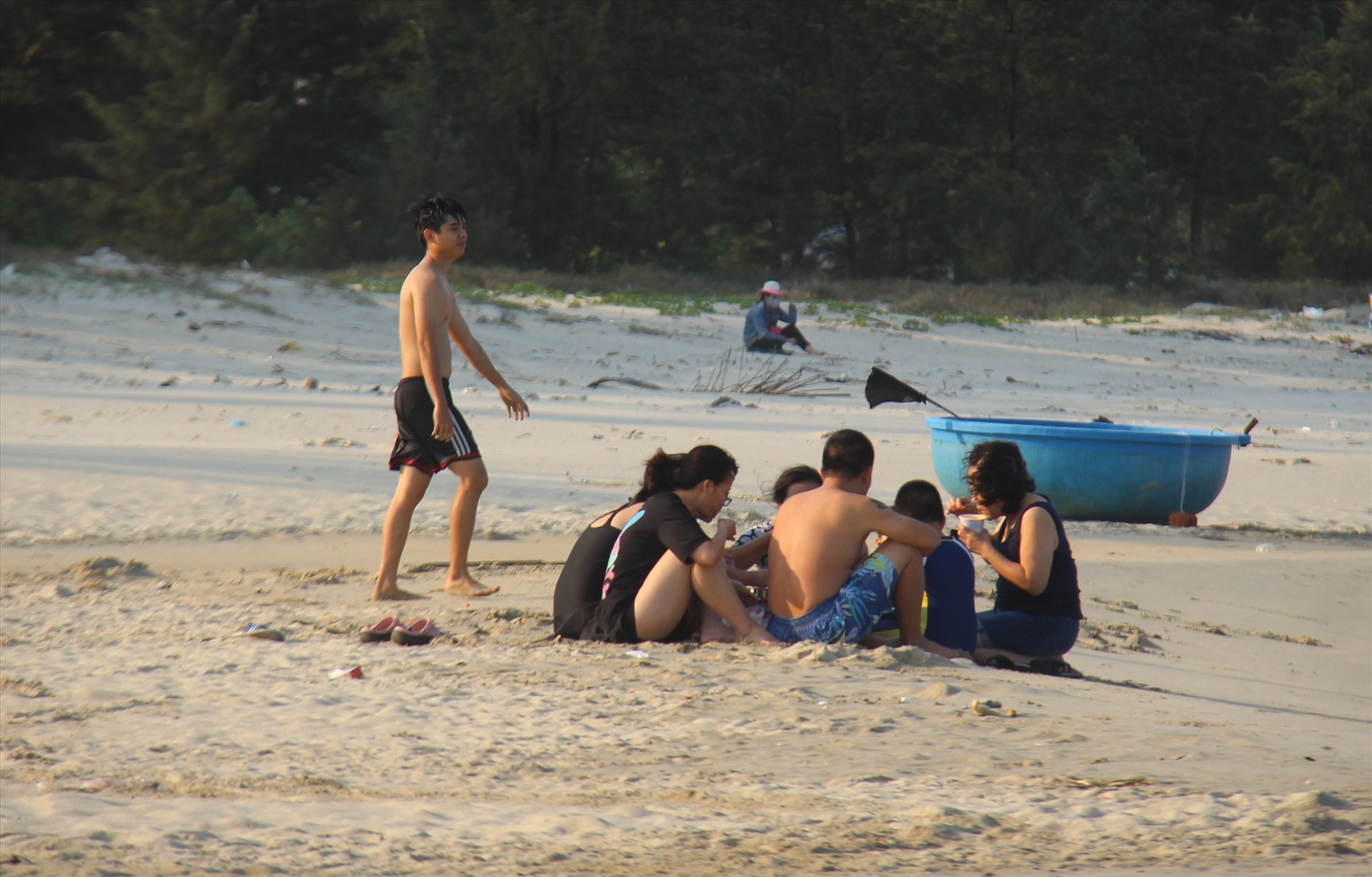 Nhiều gia đình tụ tập ở bãi biển ăn uống vui chơi.