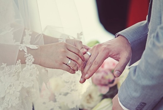 Đeo nhẫn cưới: Đeo nhẫn cưới chính là lời hứa trọn đời của hai người. Hãy cùng ngắm nhìn những chiếc nhẫn cưới mang ý nghĩa sâu sắc và cố định tình yêu mãi mãi trong trái tim.