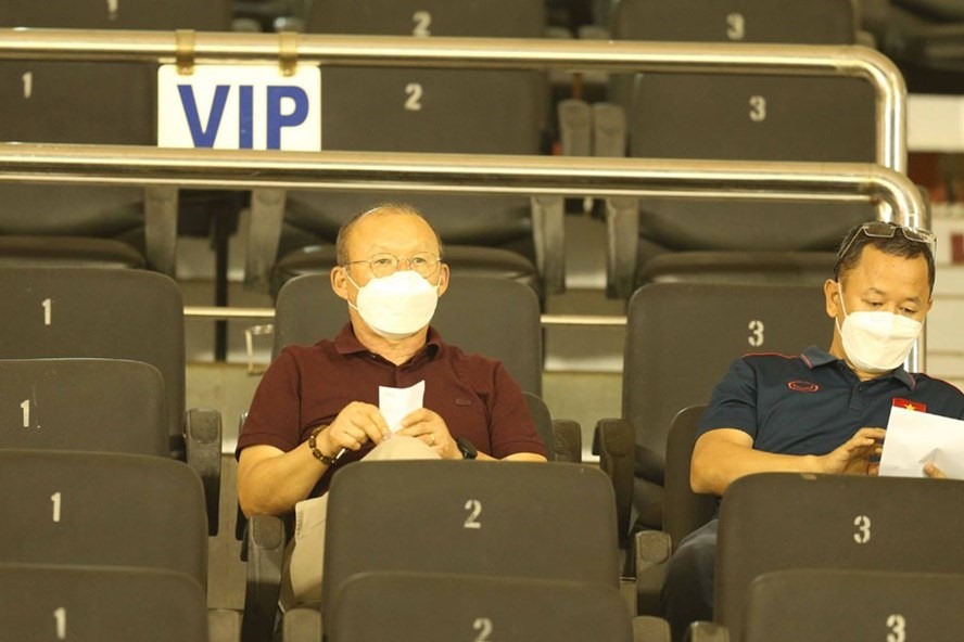 Huấn luyện viên Park Hang-seo dự khán một trận đấu V.League tại sân Thống Nhất. Ảnh: VPF
