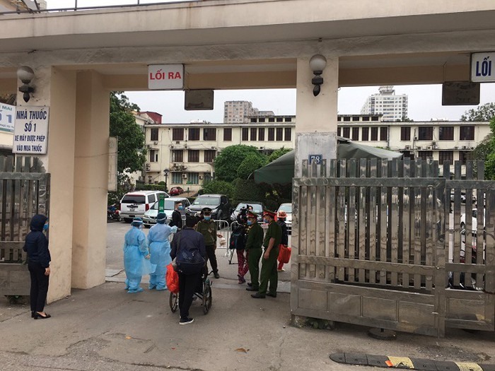 Bệnh viện Bạch Mai mở lối đi riêng cho 552 bệnh nhân chạy thận.