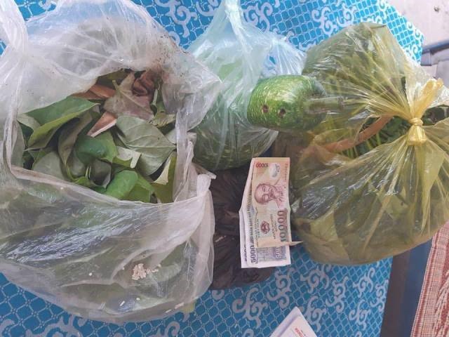 1kg gạo, 1 túi rau muống, 1 túi rau vặt, 1 quả bầu và 20.000đ mà cụ Thái mang đến ủng hộ cho điểm cách ly của xã