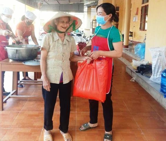 Bà Bình đi bộ 2km để đến ủng hộ 5kg gạo cho điểm cách ly xã Thạch Đài
