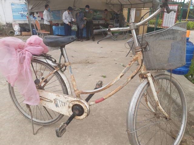 Chiếc xe đạp cà tàng mà cụ Thái đi đến điểm cách ly của xã Thạch Ngọc để ủng hộ thực phẩm