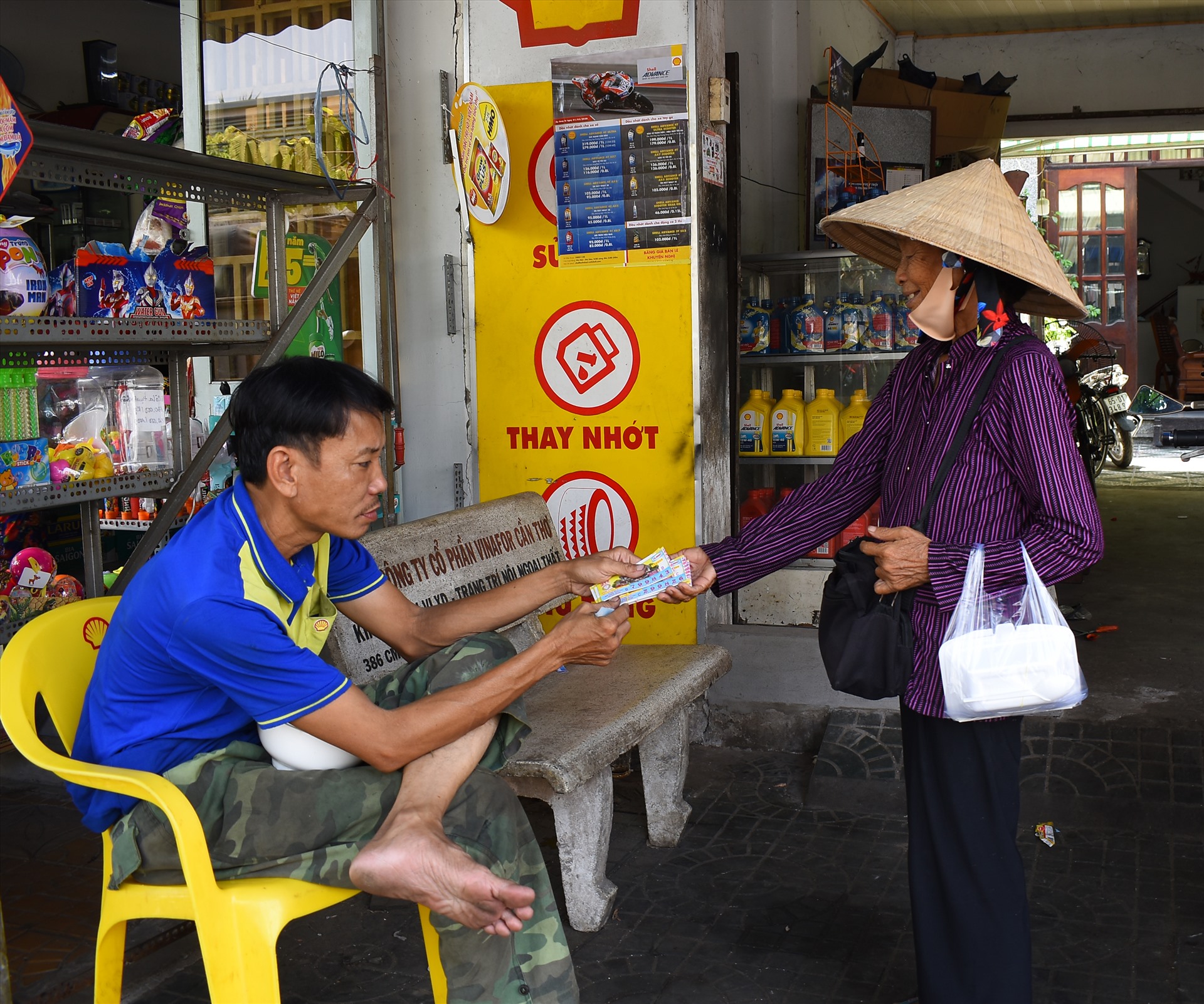 Lâu nay, vé số kiến thiết ở ĐBSCL rất được ưa chuộng. Người ta có thể mua vé số ở bất cứ đâu, nơi hàng quán, hoặc trong ngõ hẻm. “Nguồn cung ứng” đều do người bán vé số dạo mang đến.
