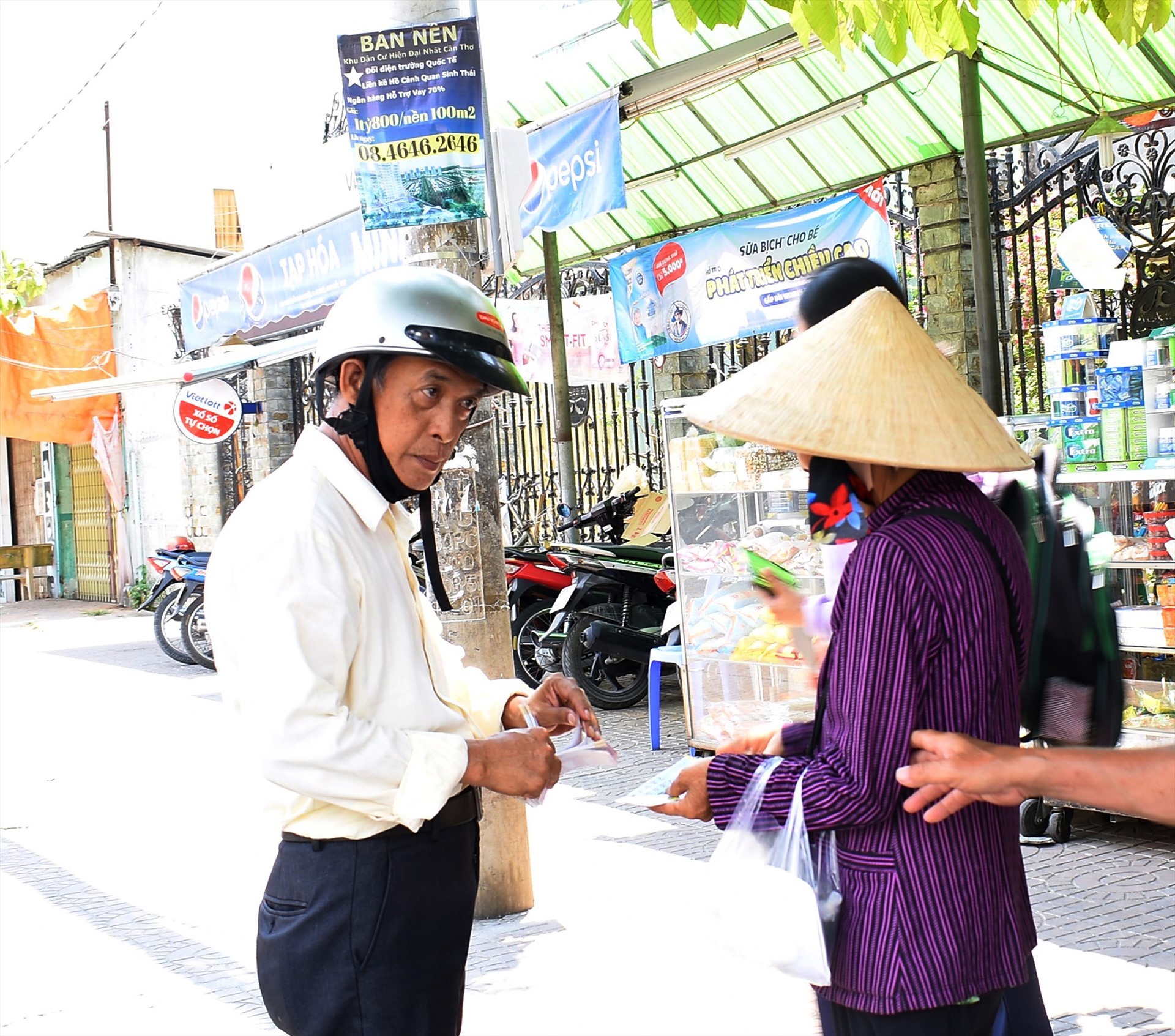 Ông Trần Minh Tâm, Chủ tịch Cty XSKT TP.Cần Thơ cho biết, trong bối dịch bệnh COVID-19 phức tạp, Cty rất chia sẽ những khó khăn với người bán vé số dạo và xem đó như một trách nhiệm. Toàn TP.Cần Thơ hiện có khoảng 5.000 người làm nghề bán vé số dạo. Ban lãnh đạo Cty đã họp bàn, trước mắt sẽ hỗ trợ một phần quà gồm những nhu, yếu phẩm để người dân trang trải cuộc sống. Vừa qua, Cty tỉnh đã góp một khoảng tiền cho TP để phòng chống dịch COVID-19, chúng tôi đang kiến nghị vận dụng một số trong khoảng này để hỗ trợ thêm cho người dân.