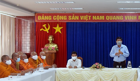 Phó chủ tịch UBND tỉnh Bạc Liêu Vương Phương Nam gặp mặt các chức sắc trong đồng bào tôn giáo người Khmer tại Bạc Liêu thông tin về dịch COVID-19 (ảnh Nhật Hồ)