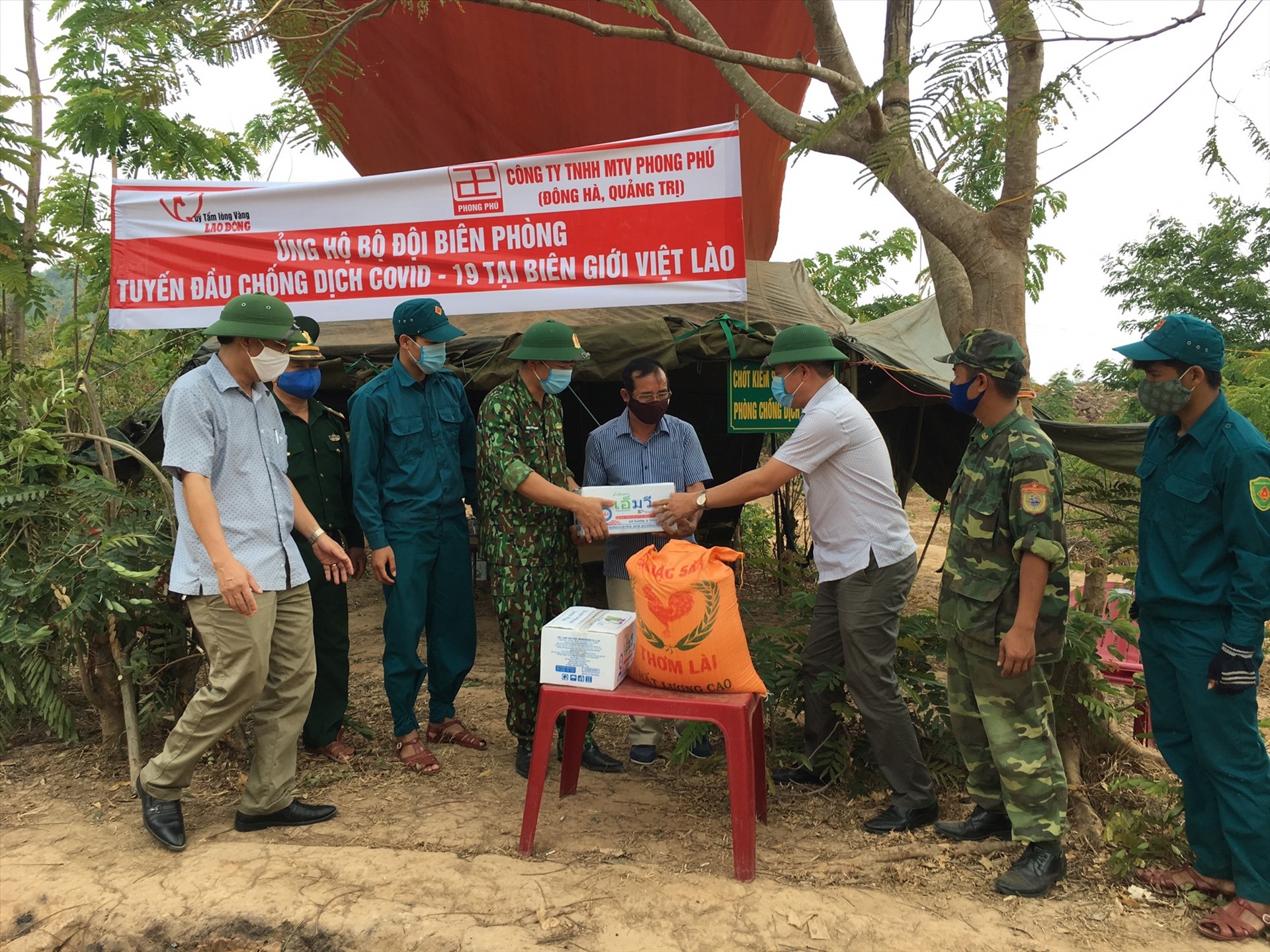 Gạo, nước lọc của Quỹ Tấm lòng vàng Lao Động được trao tận tay tại một chốt trên biên giới Việt - Lào. Ảnh: P.V