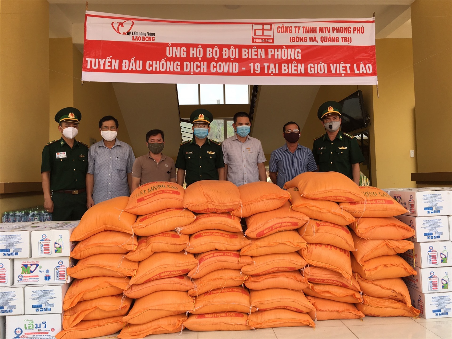 1 tấn gạo và 50 két nước lọc trị giá 15 triệu đồng được trao tận tay bộ đội chống dịch COVID - 19 tại biên giới Việt - Lào ngày 30.3.2020. Ảnh: P.V