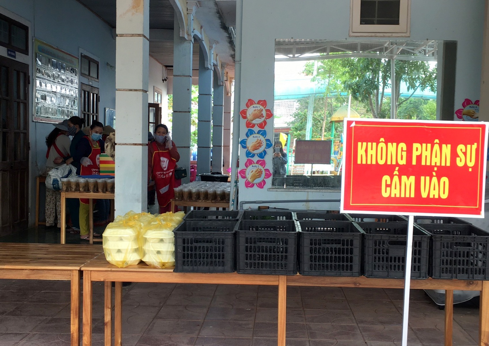 Trường Mầm non Lao Bảo được trưng dụng để làm nơi nấu ăn, phục vụ cho các khu cách ly tập trung ở huyện Hướng Hóa.